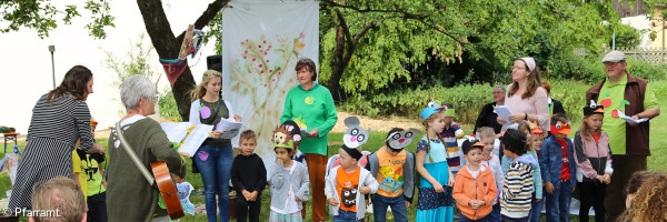 Kinder vom Pfiffikus singen ein Lied beim Gemeindefest