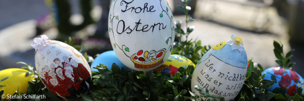 Bemalte Eier auf dem Osterbrunnen
