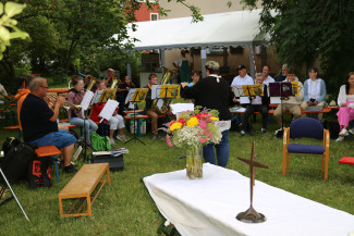 Der Posaunenchor spielt beim Gemeindefest 23.