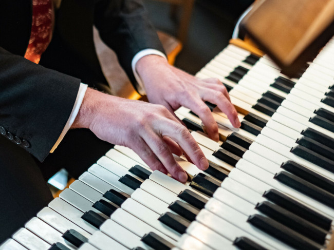 Organist an der Orgel